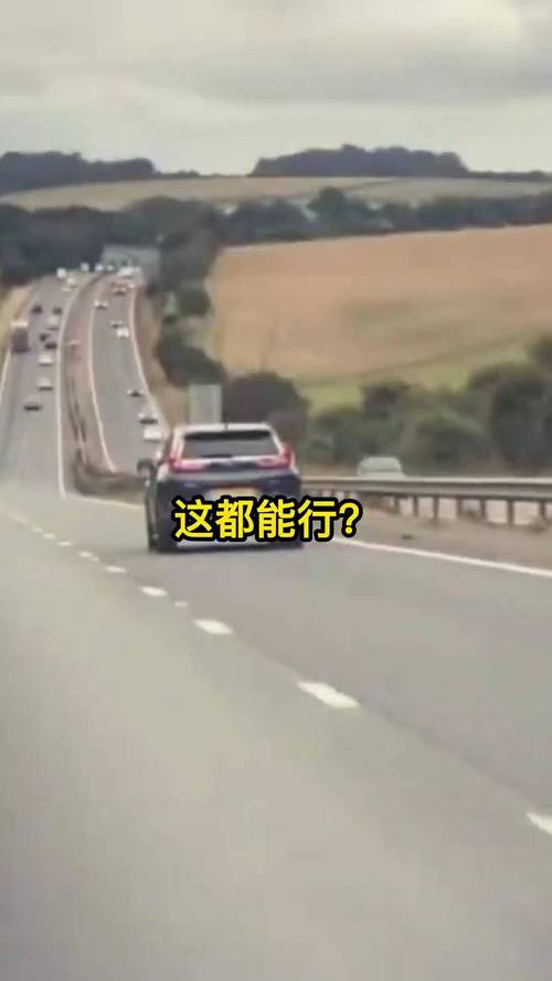 高速上演刀片超车,高速上演刀片超车两车瞬间报废