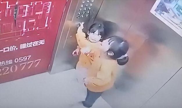 新澳今天晚上9点30分开门吗香港和挡电梯门致幼童被困与挡电梯门这事到底有多危险?